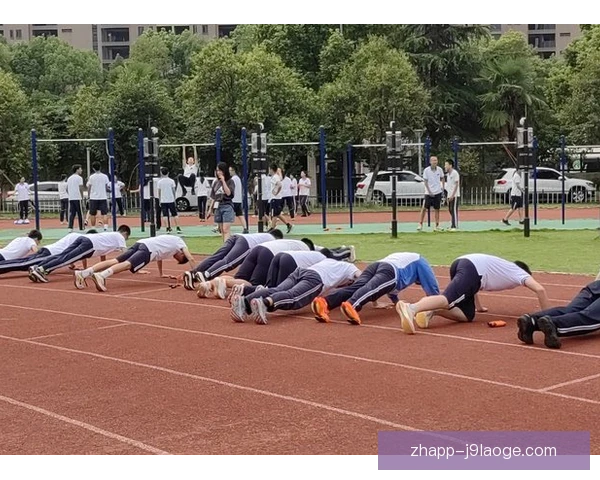 某身体型中卫模拟比赛训练:对抗节奏与站位考验 某身体型中卫模拟比赛训练:对抗节奏与站位考验